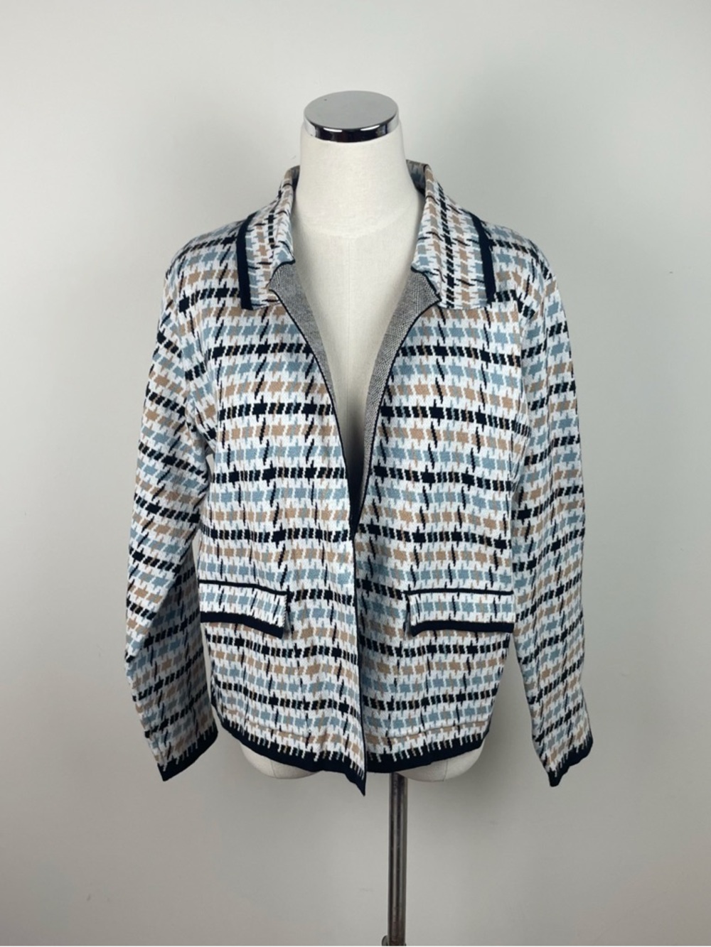 Tahari Blue White Black Tan Plaid Geometric Knit Collared Sweater Jacket Women